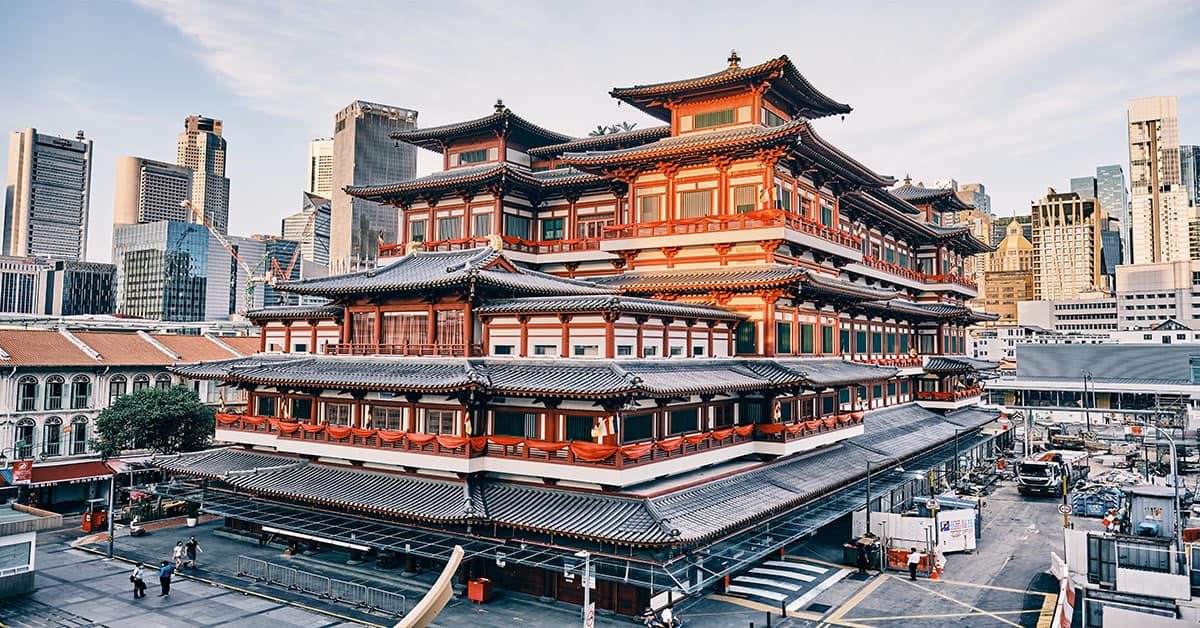 A grand view of the Buddha Tooth Relic Temple, the most iconic temple in the Chinatown of Singapore.